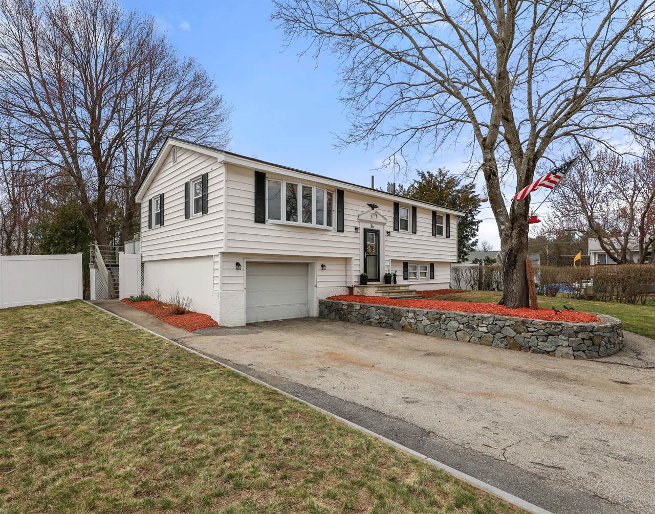 36 New Caster Dr, Lowell, MA 01854