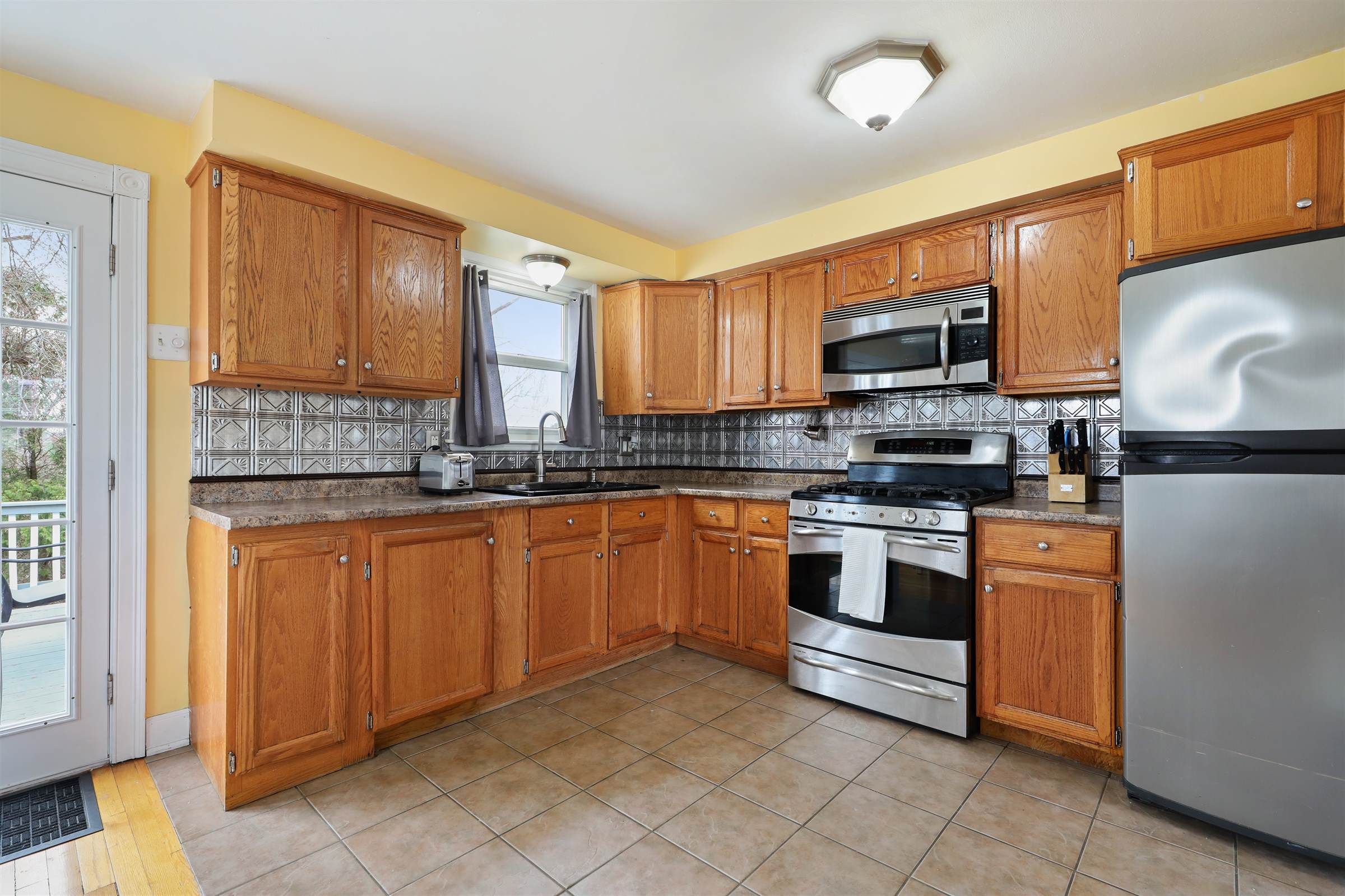 36 New Caster Dr, Lowell, MA 01854