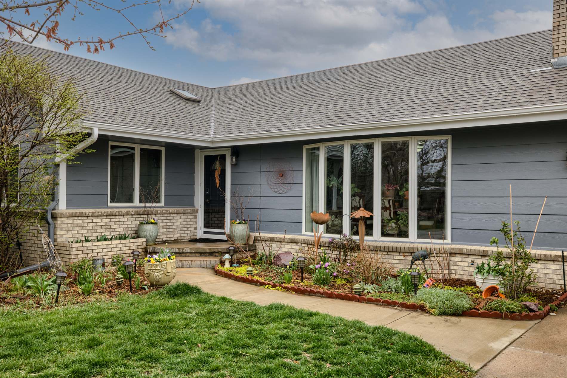 1605 N 214 Street, Elkhorn, NE 68022