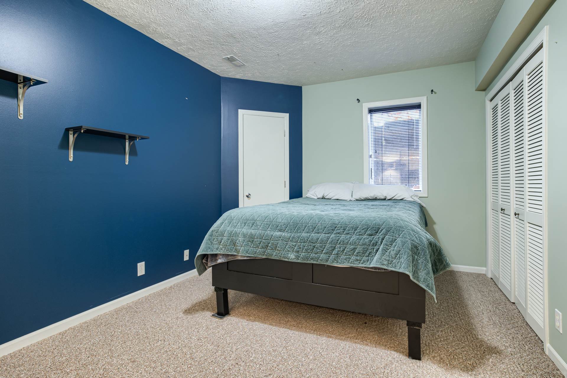 1605 N 214 Street, Elkhorn, NE 68022