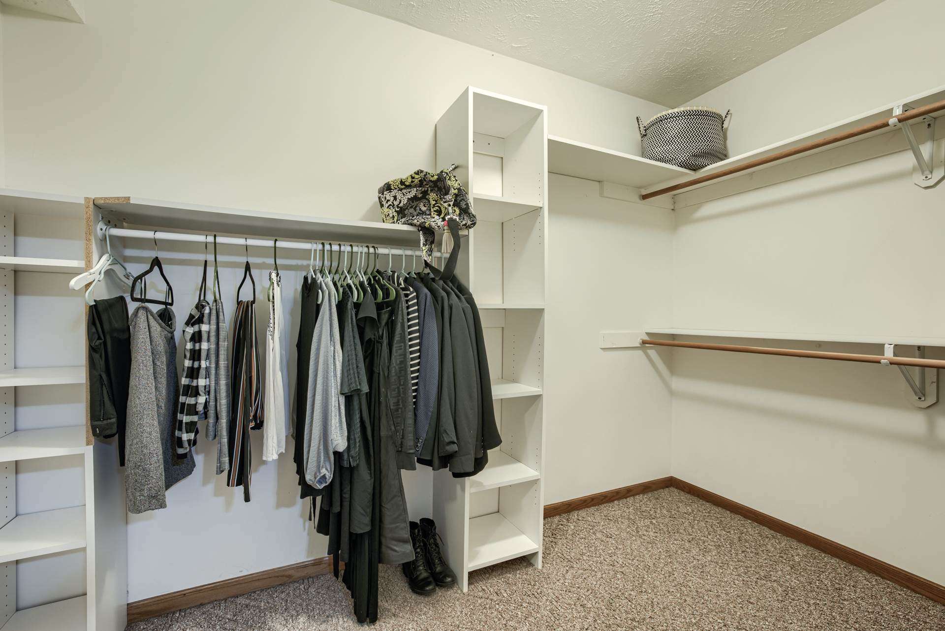 1605 N 214 Street, Elkhorn, NE 68022