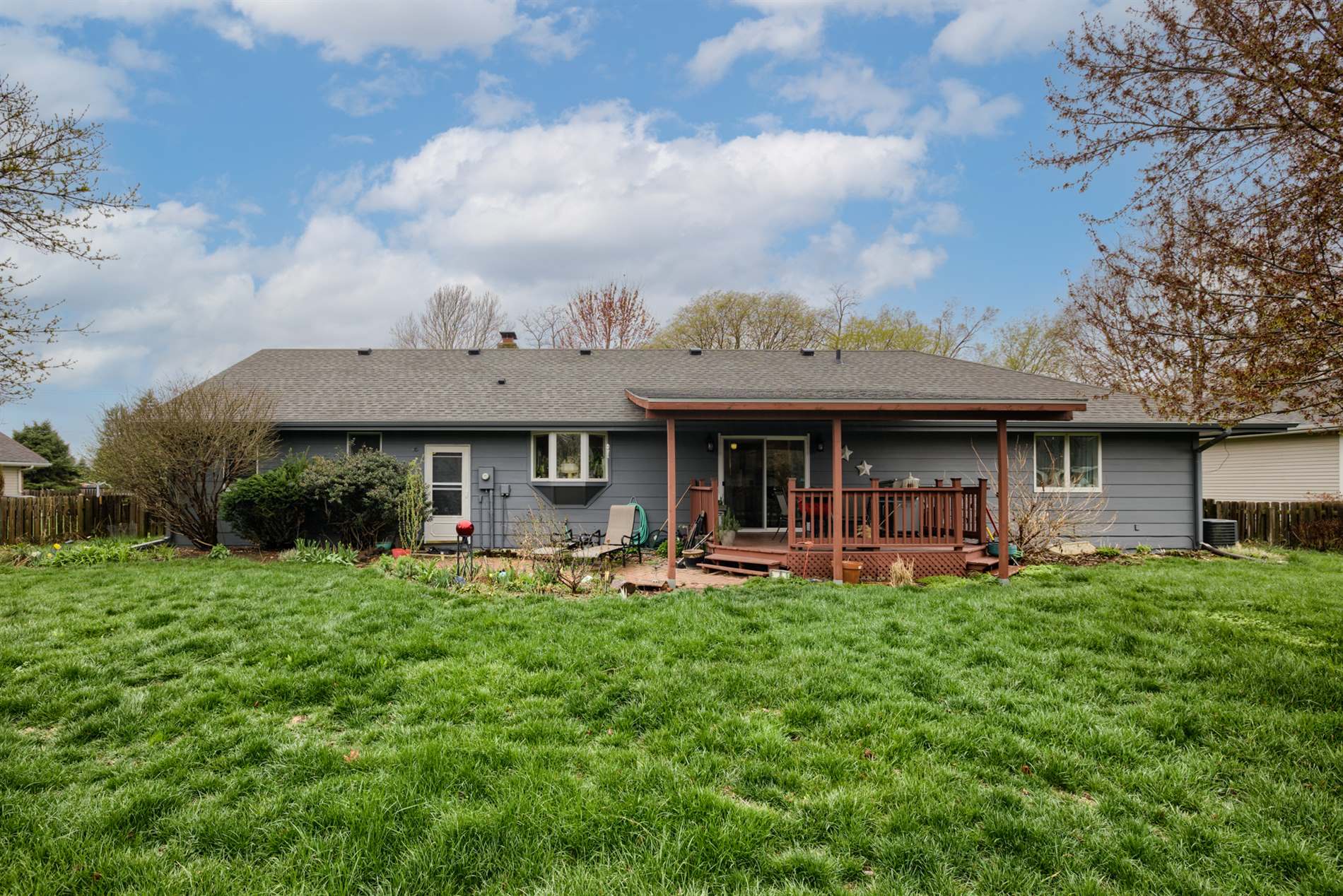 1605 N 214 Street, Elkhorn, NE 68022