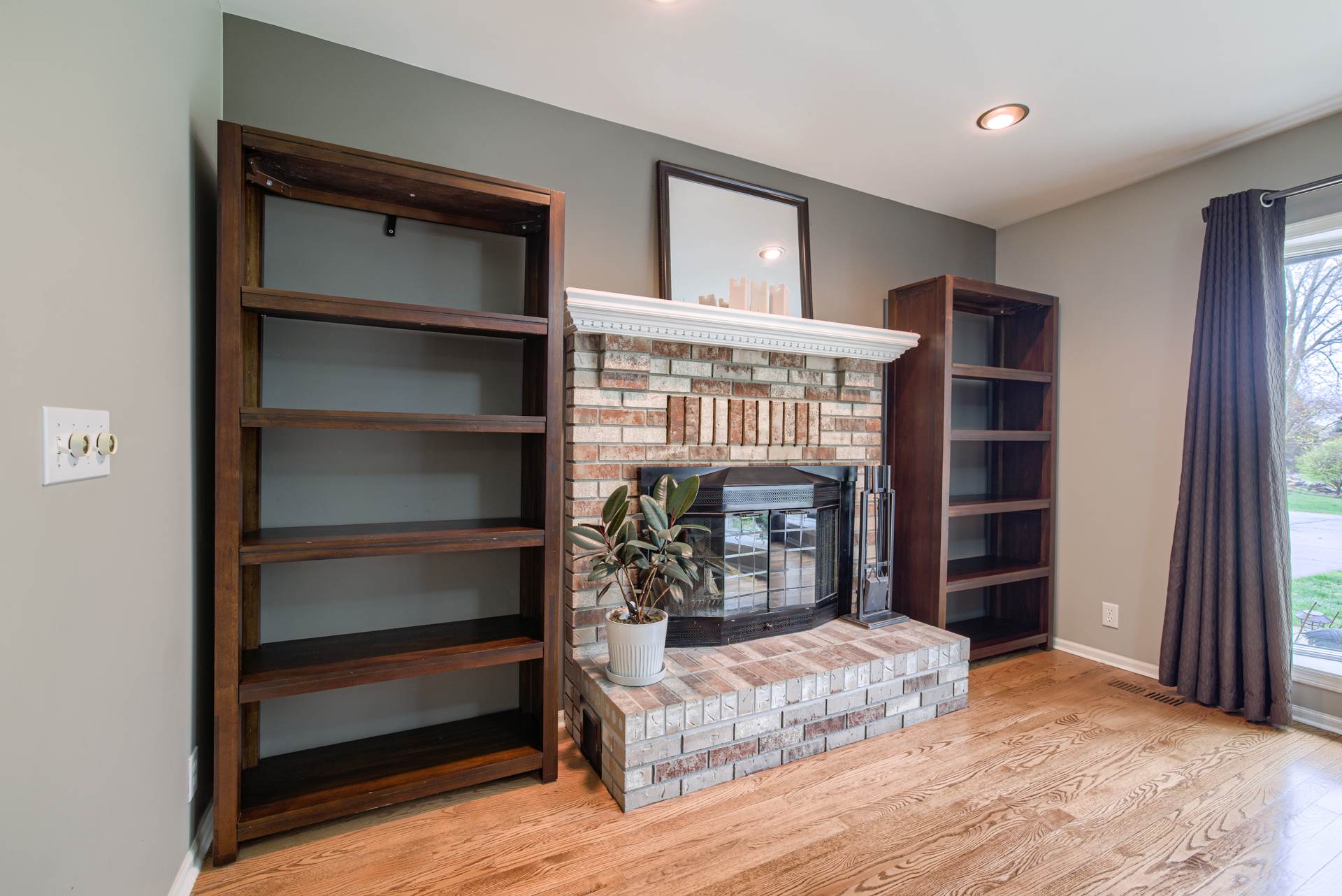 1605 N 214 Street, Elkhorn, NE 68022