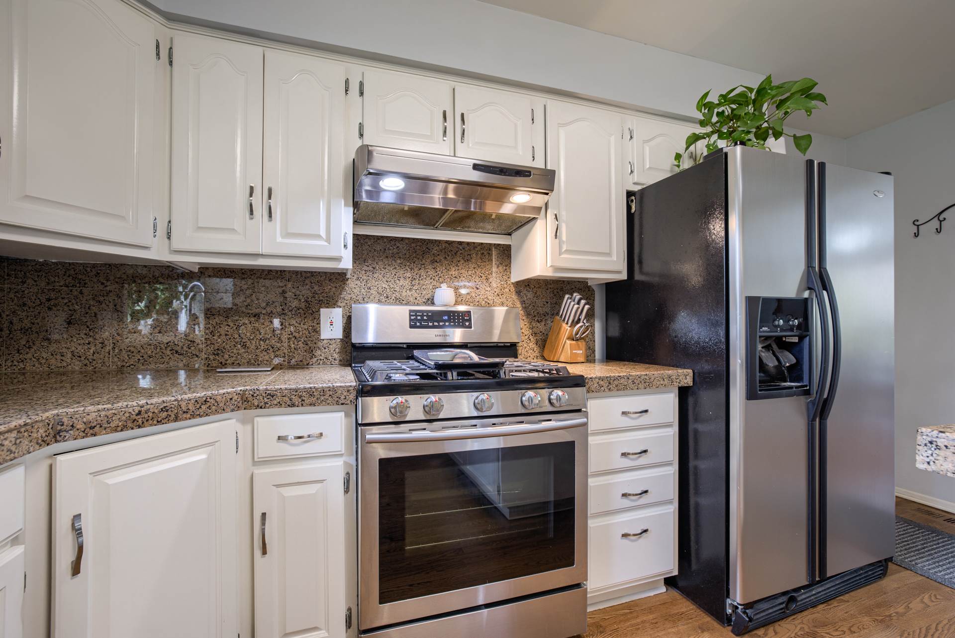 1605 N 214 Street, Elkhorn, NE 68022