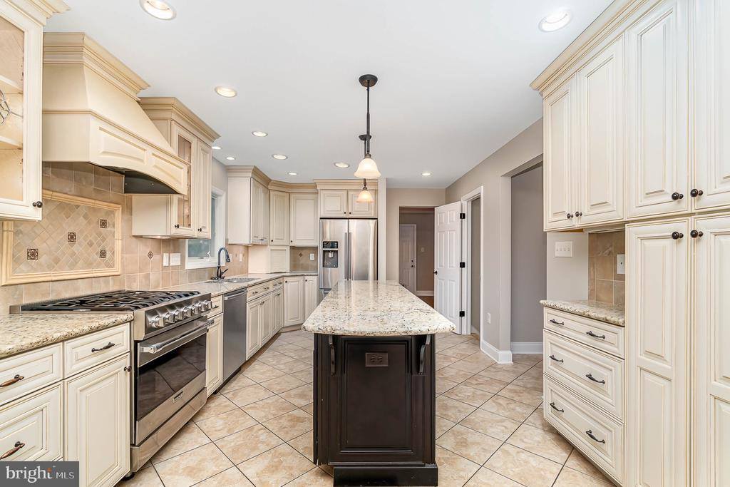 402 West Elmwood Avenue, Mechanicsburg, PA 17055