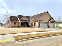 2121 Bison Dr, Williston, ND 58801