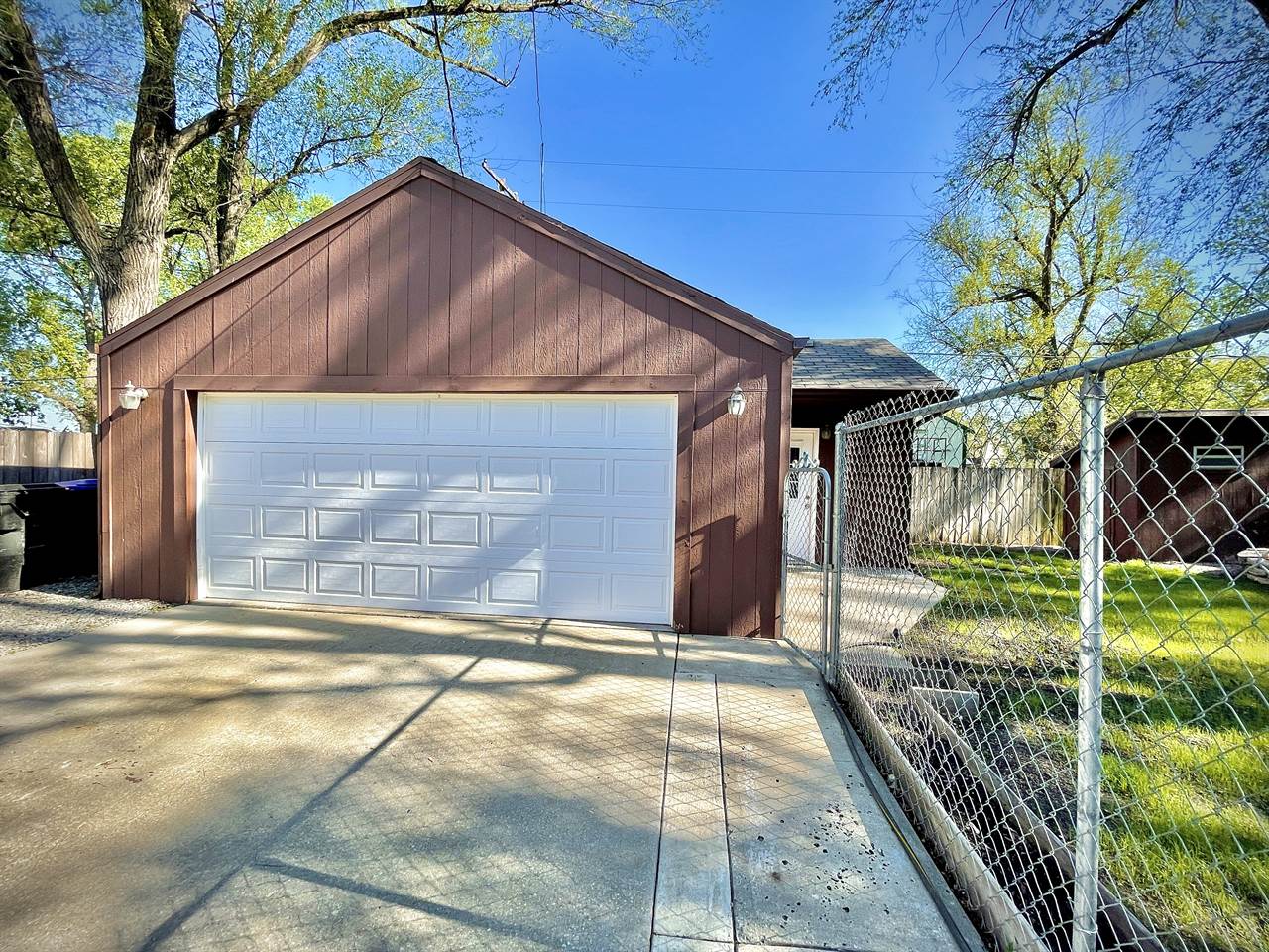 216 SW Sanneman DR, Topeka, KS 66609