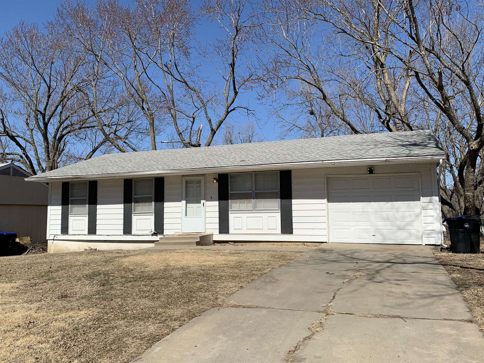 3326 SW Kiowa St, Topeka, KS 66614