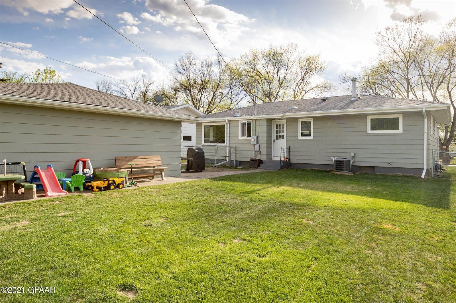 1005 S 19TH Street, Grand Forks, ND 58201