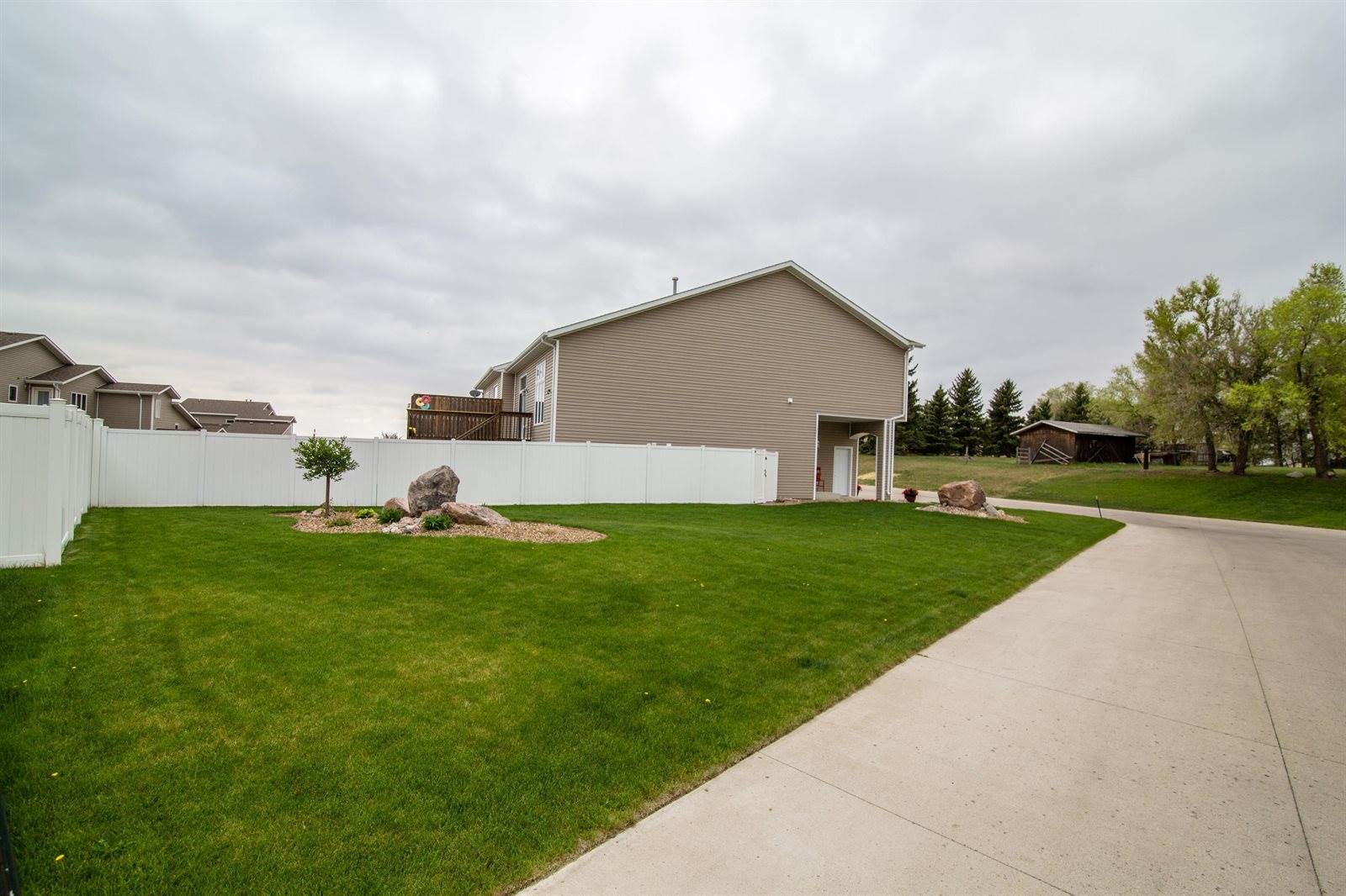 1715 Calgary Loop, Bismarck, ND 58503