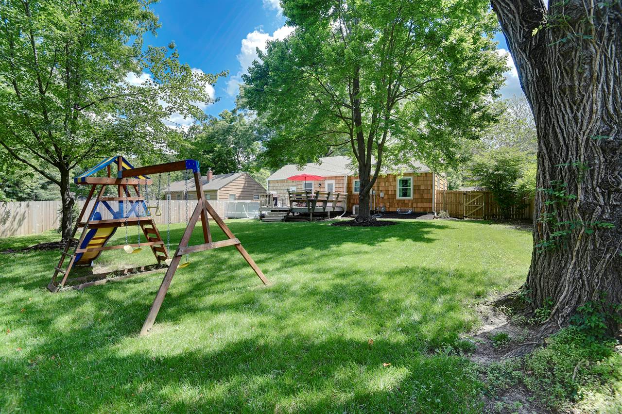 7612 Briar Drive, Prairie Village, KS 66208