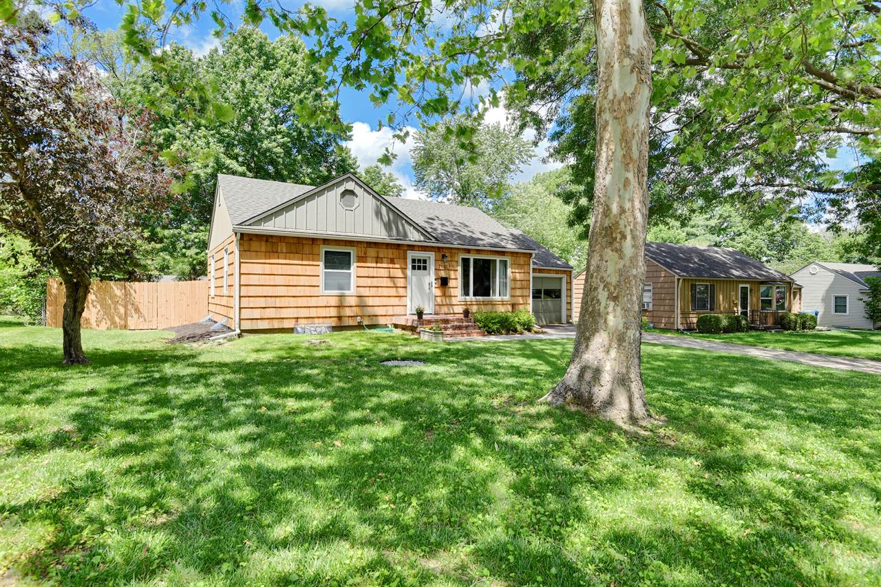 7612 Briar Drive, Prairie Village, KS 66208