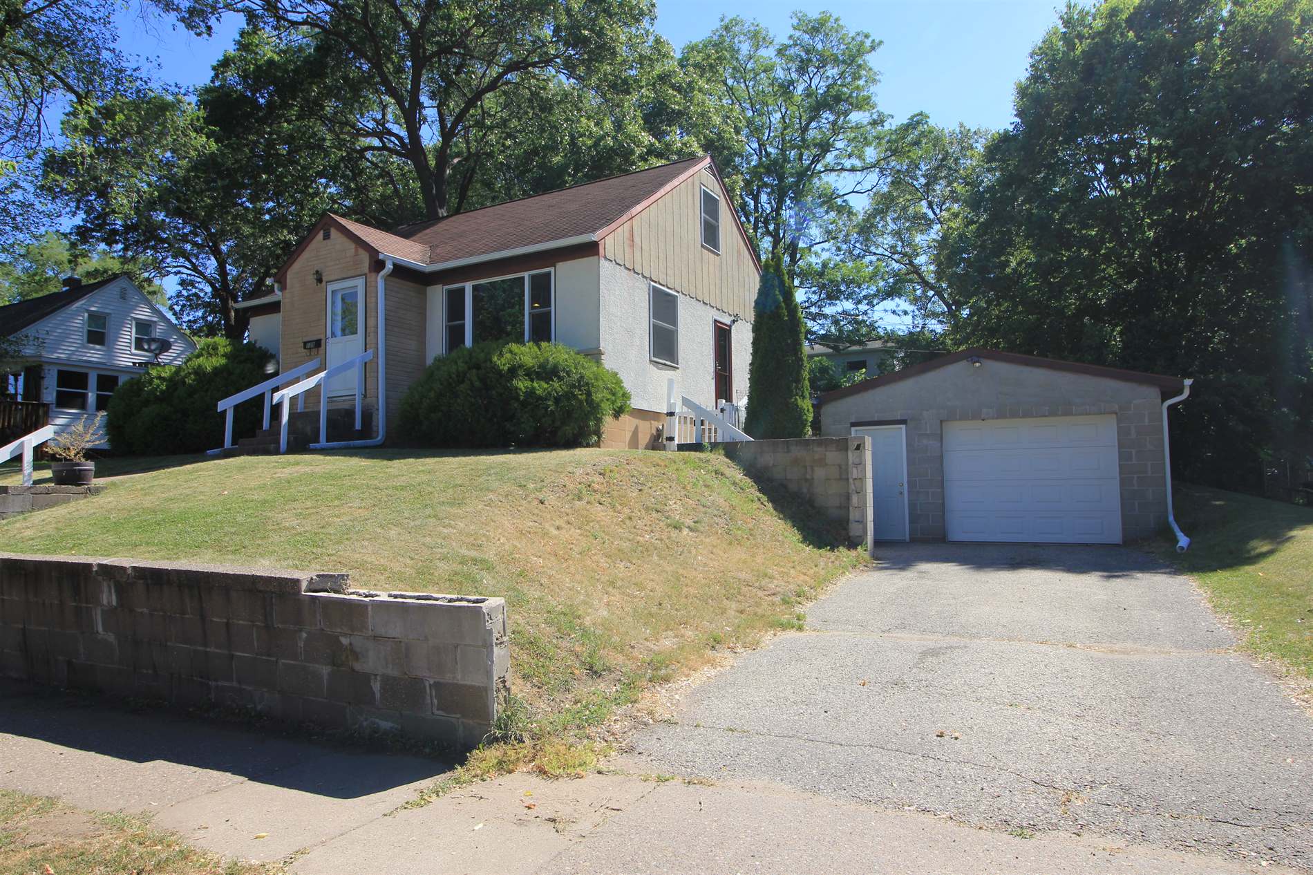 139 8th Ave S, Onalaska, WI 54650