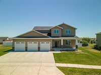 5209 Autumblaze Way, Bismarck, ND 58503