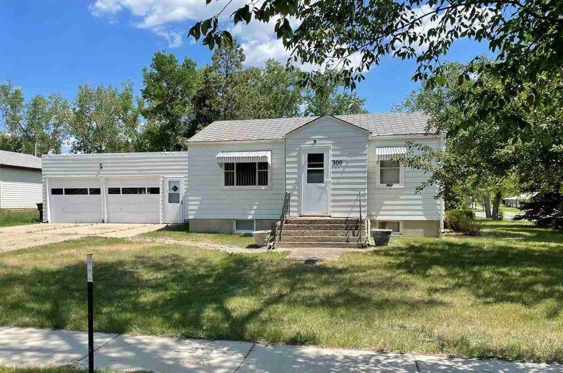 300 NE 1st St, Parshall, ND 58770