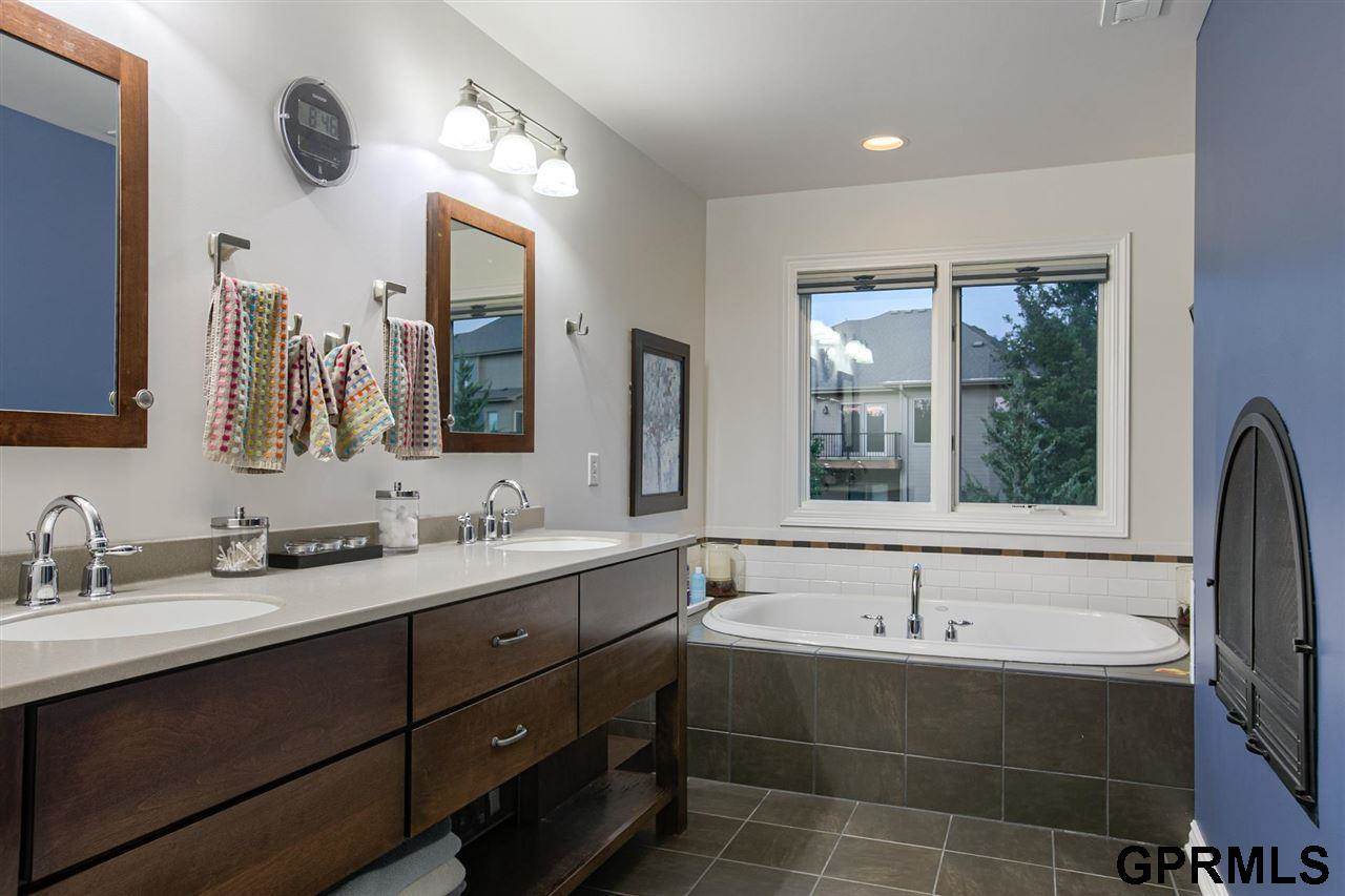 12435 S 79 Avenue, Papillion, NE 68046