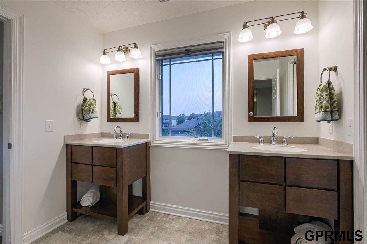 12435 S 79 Avenue, Papillion, NE 68046