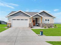 609 70th St E, Williston, ND 58801