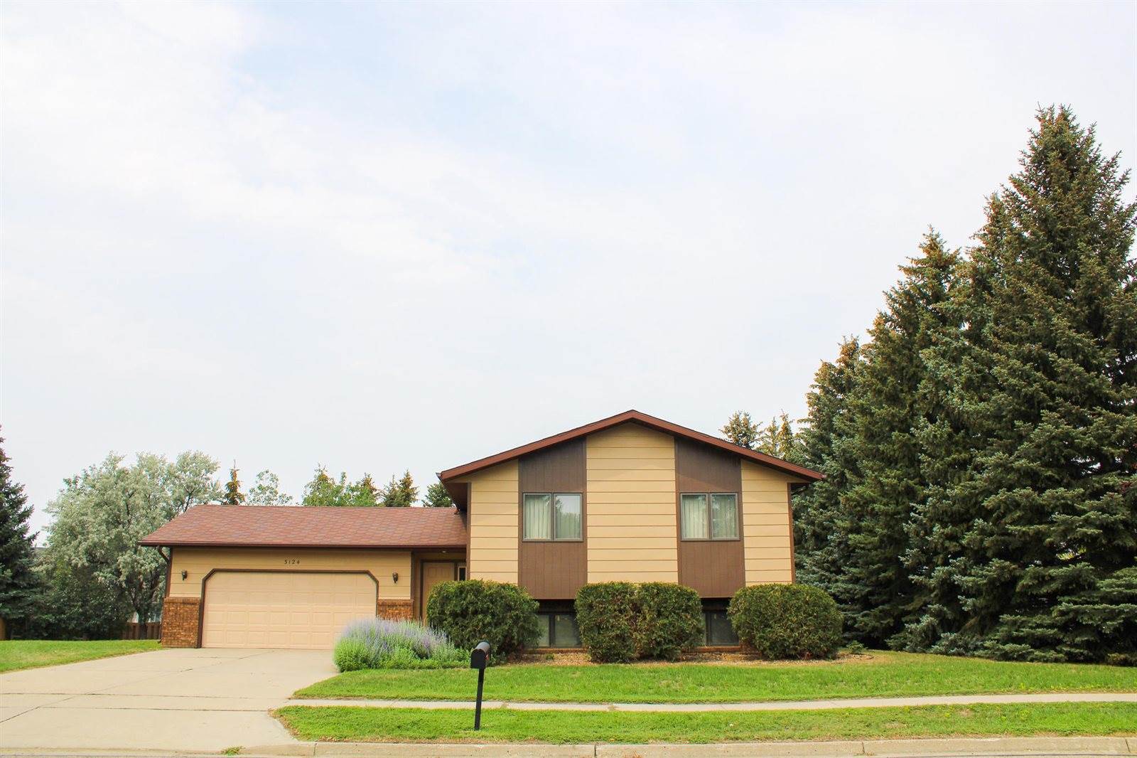 3124 Homestead Drive, Bismarck, ND 58503