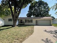 880 Country Club Dr., Akron, IA 51001