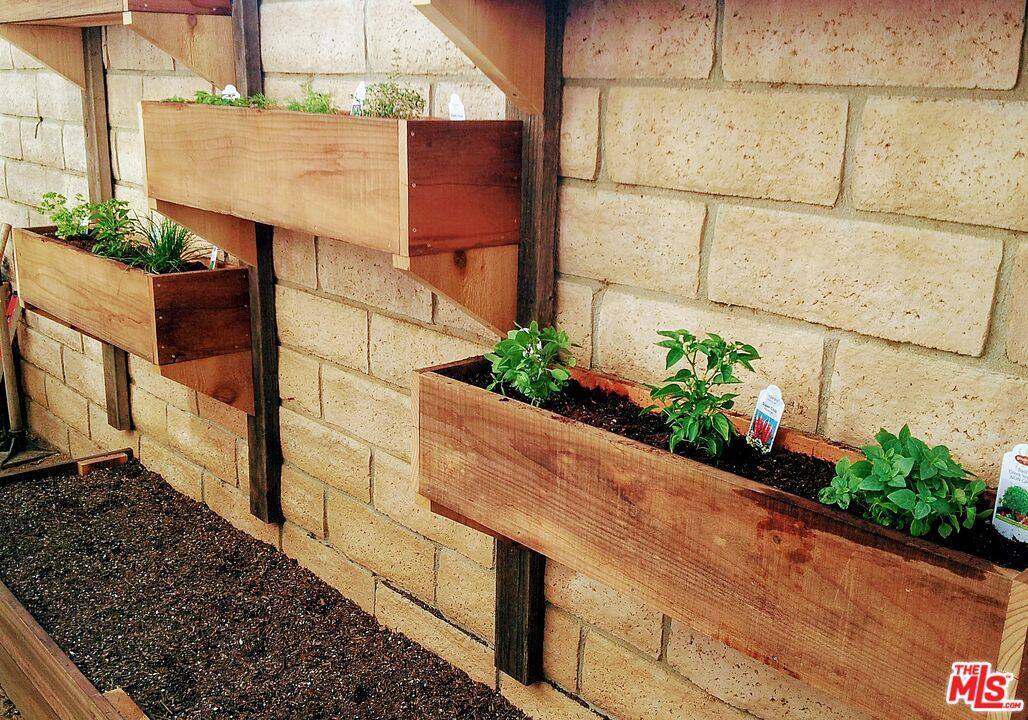 22858 Gault St, West Hills, CA 91307