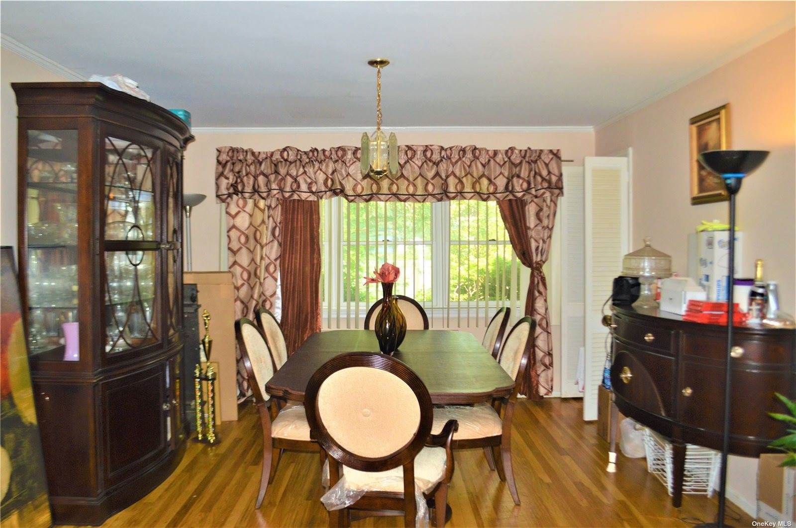 33 Cedar Road, Westbury, NY 11590