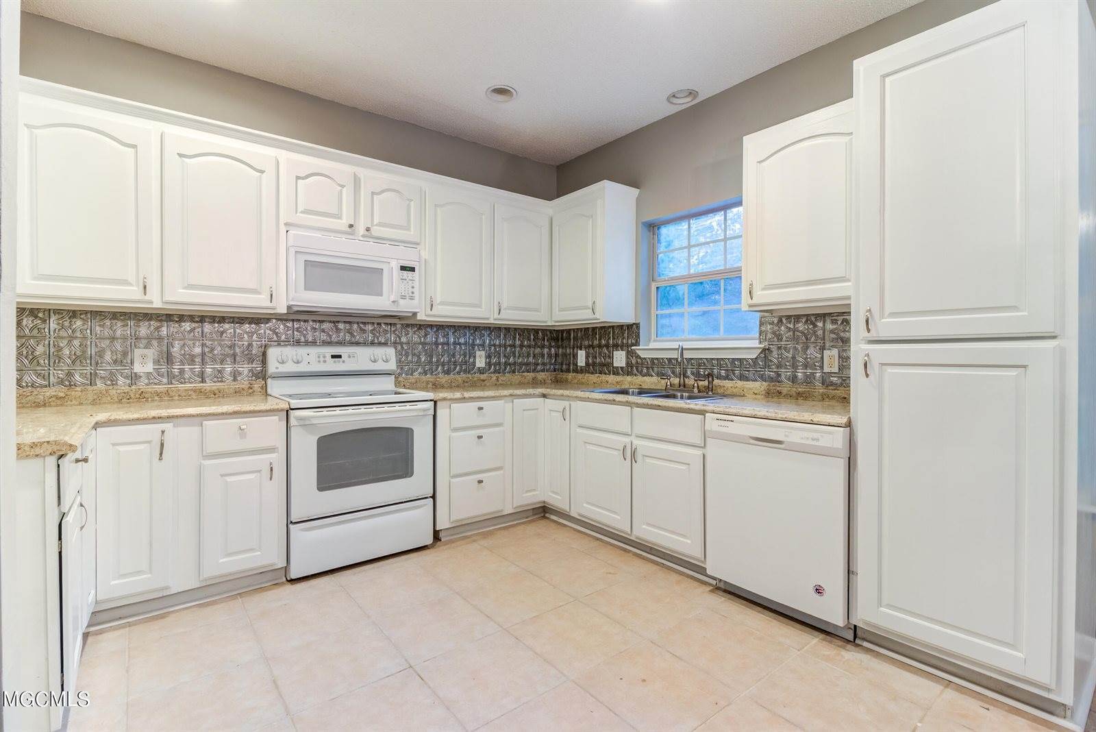 24130 Hwy 603, Kiln, MS 39556