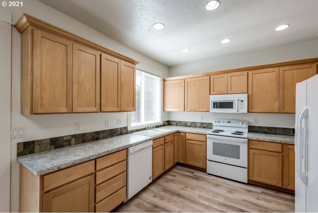 20052 NE Hoyt St, Portland, OR 97230