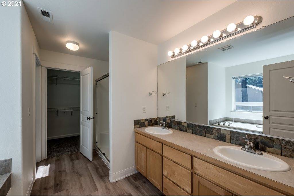 20052 NE Hoyt St, Portland, OR 97230