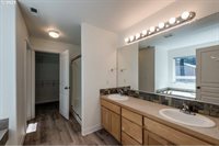 20052 NE Hoyt St, Portland, OR 97230