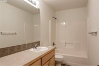 20052 NE Hoyt St, Portland, OR 97230