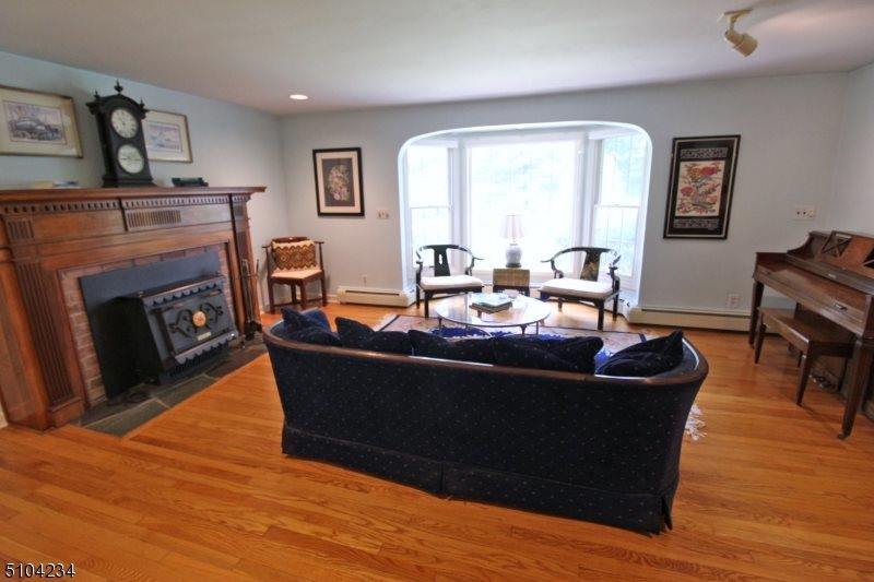 111 Washington Dr, Watchung, NJ 07069