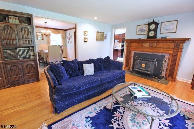 111 Washington Dr, Watchung, NJ 07069