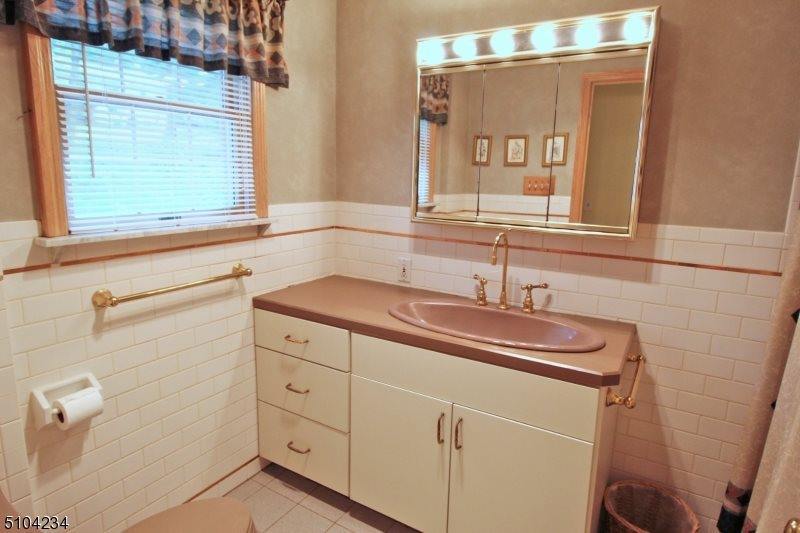 111 Washington Dr, Watchung, NJ 07069