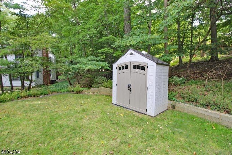 111 Washington Dr, Watchung, NJ 07069