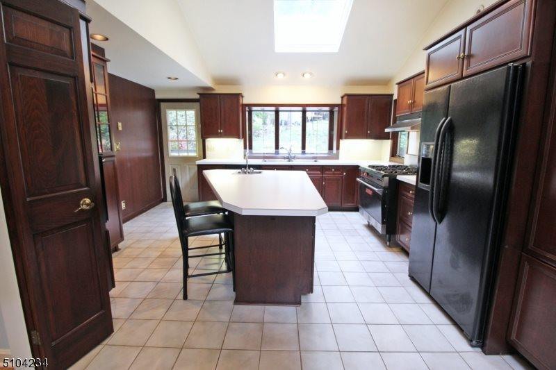 111 Washington Dr, Watchung, NJ 07069