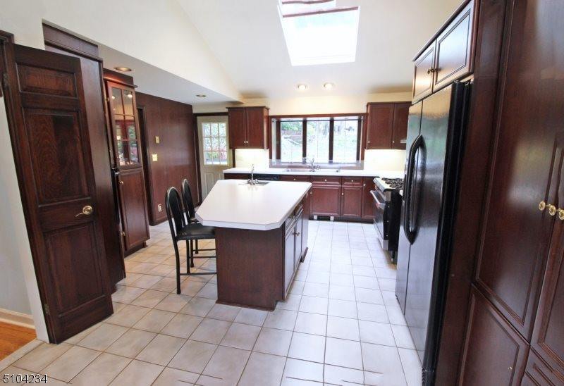 111 Washington Dr, Watchung, NJ 07069