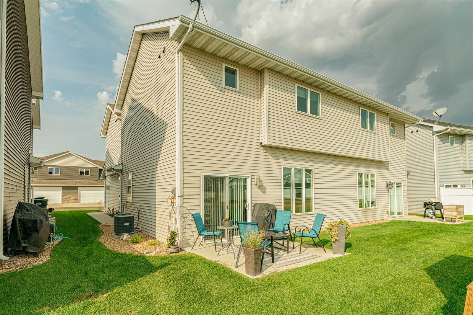 2456 Water Park Loop SE, Mandan, ND 58554