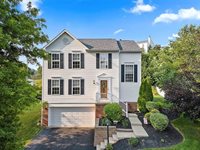 1038 Maplewood Dr, Cecil, PA 15317