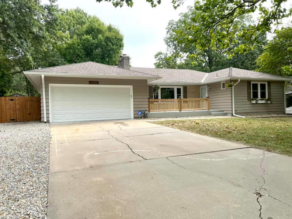 1030 SW Meadow LN, Topeka, KS 66604