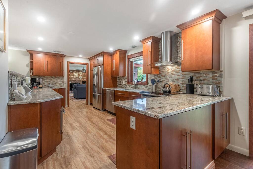 40 Allen LN, Ipswich, MA 01938