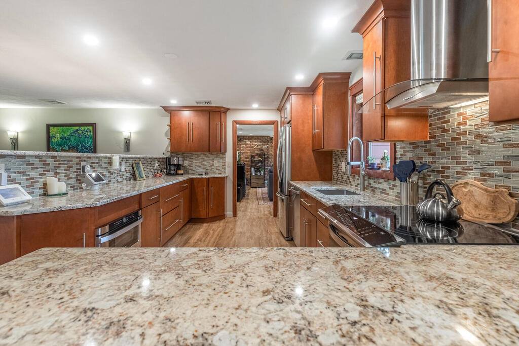 40 Allen LN, Ipswich, MA 01938