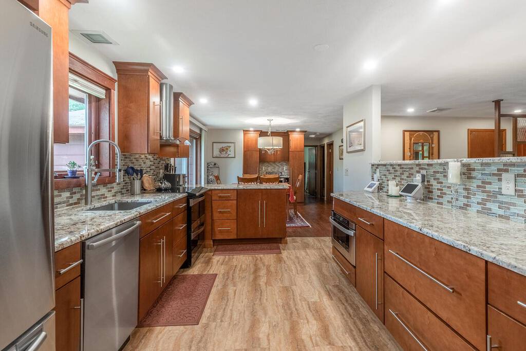 40 Allen LN, Ipswich, MA 01938