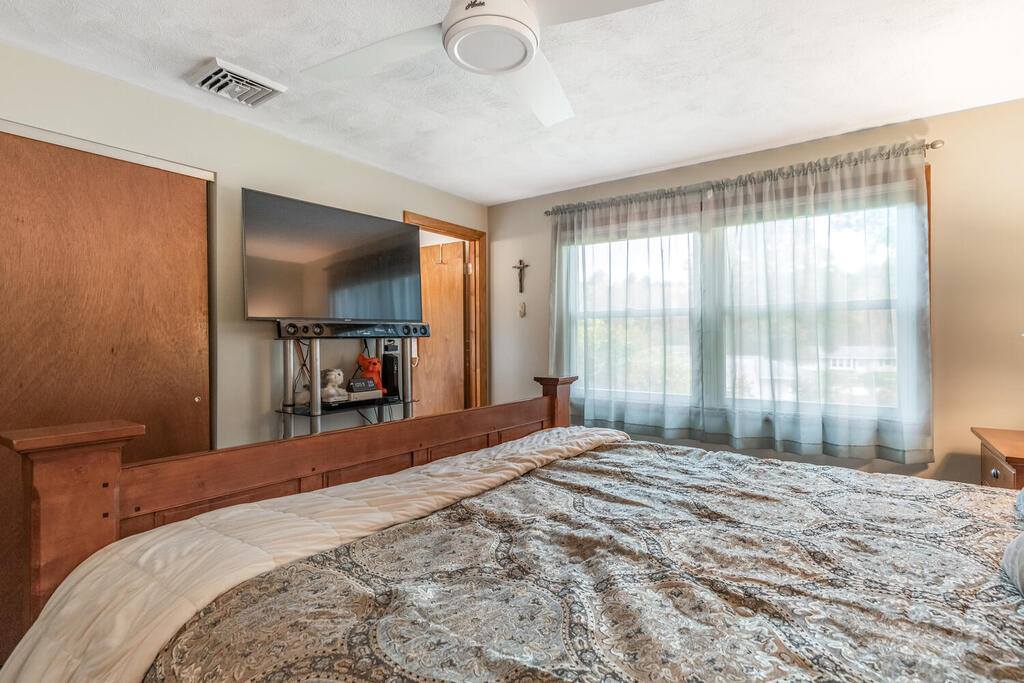 40 Allen LN, Ipswich, MA 01938