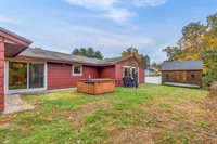 40 Allen LN, Ipswich, MA 01938