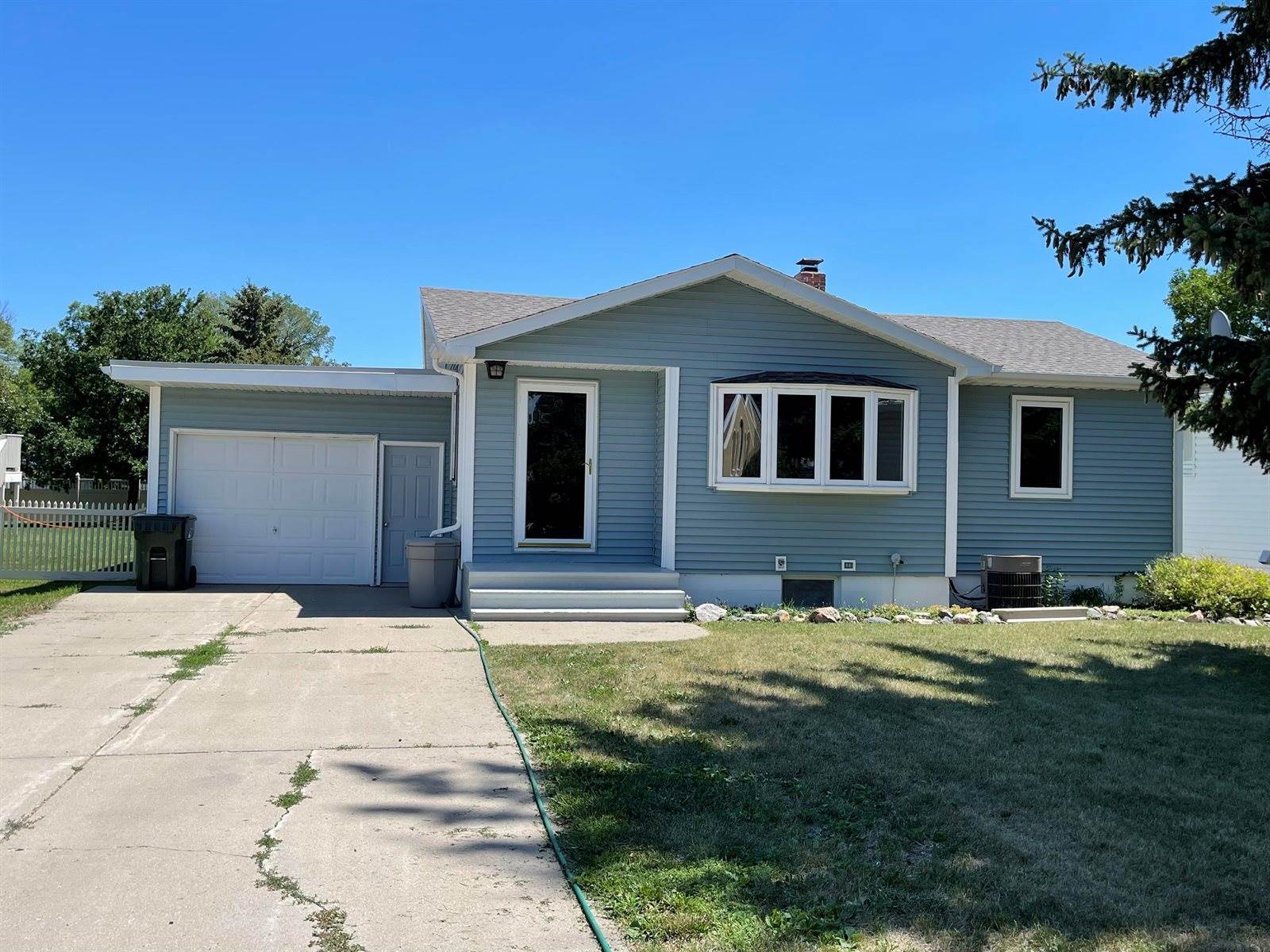 218 3rd Avenue NW, Hazen, ND 58545