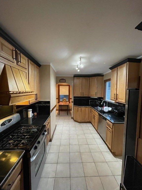 605 South, Holyoke, MA 01040