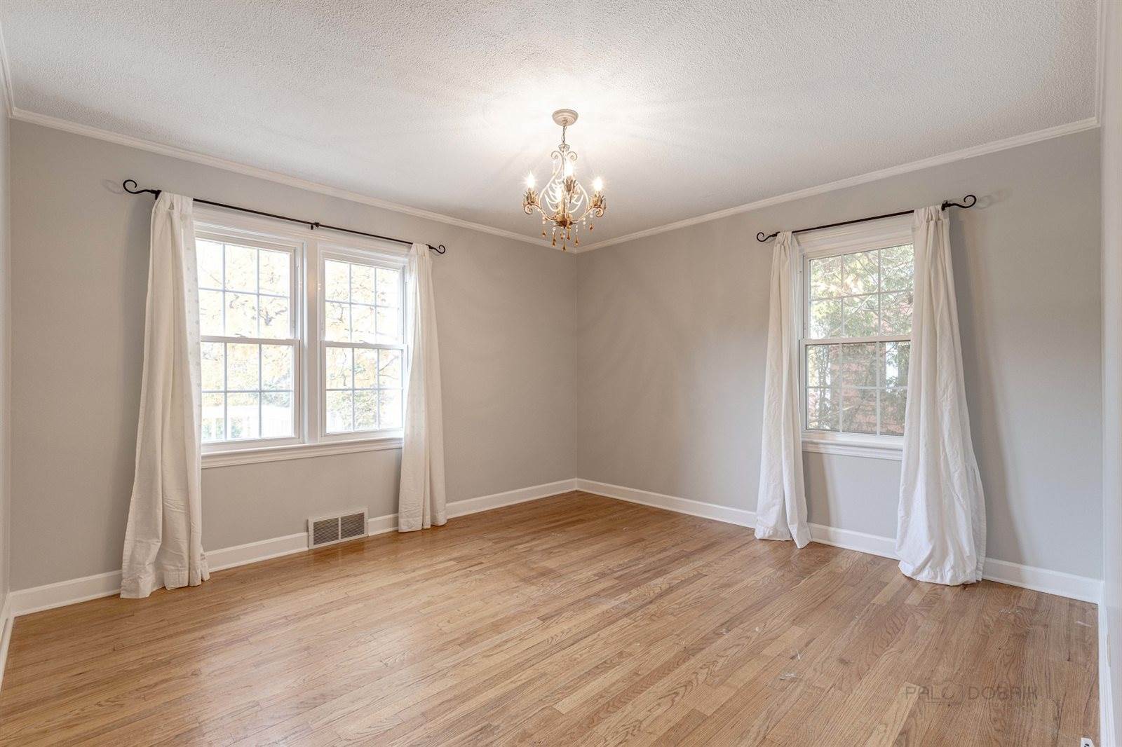 213 E. Ellis Ave., Libertyville, IL 60048