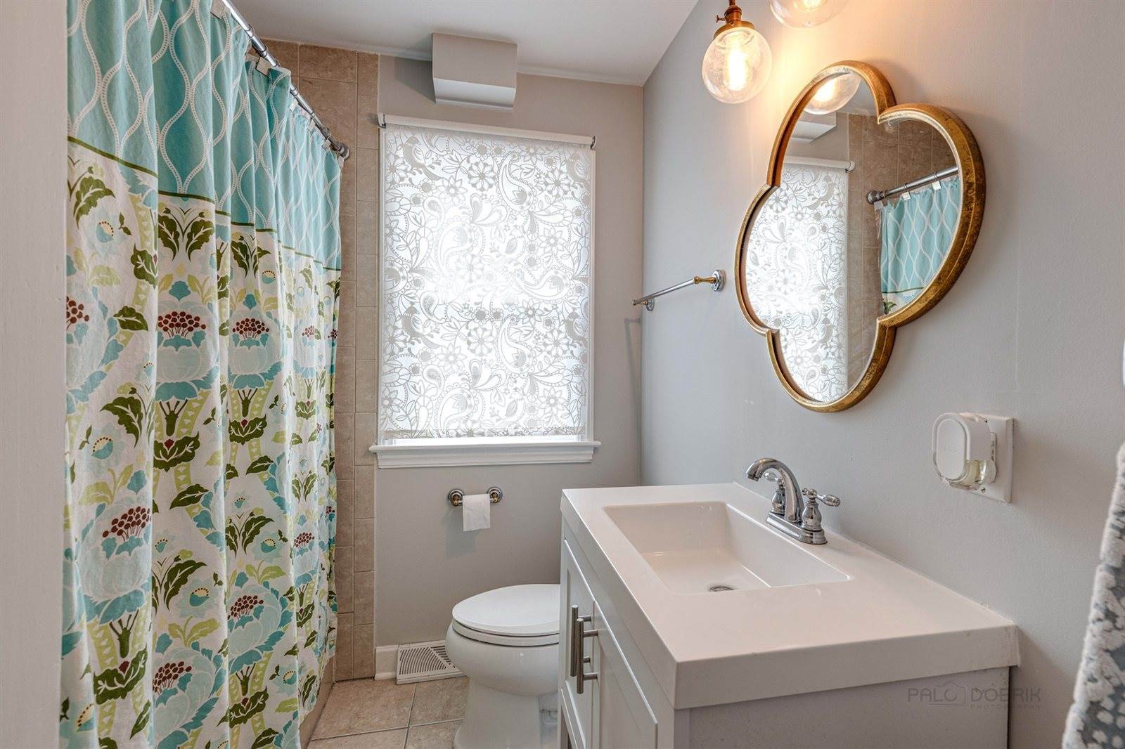 213 E. Ellis Ave., Libertyville, IL 60048