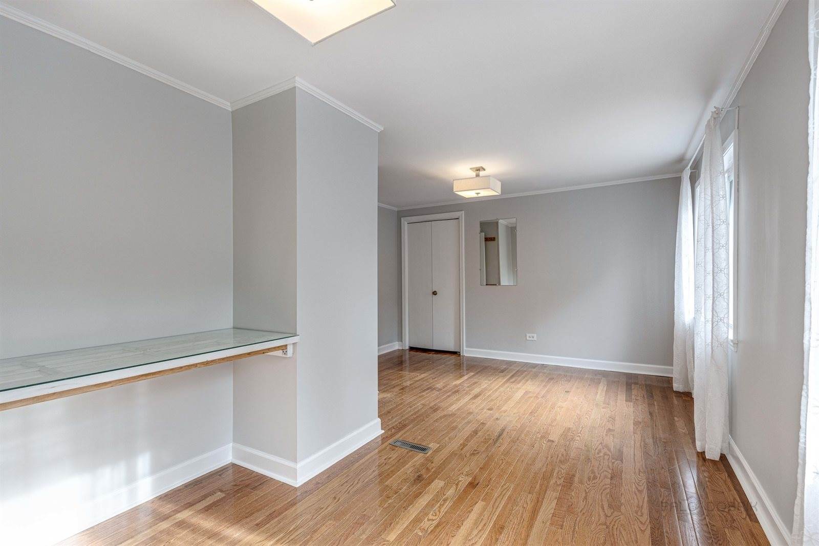 213 E. Ellis Ave., Libertyville, IL 60048